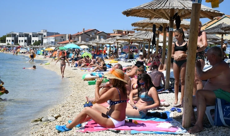 Plaža puna kupača
