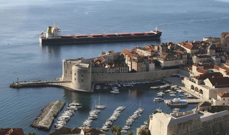 Brod Zagreb Atlantske plovidbe ispred Dubrovnika