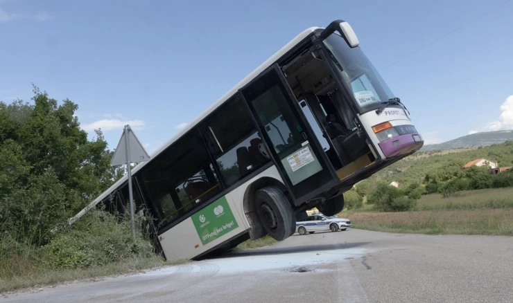Zapalio se autobus koji je prevozio učenike