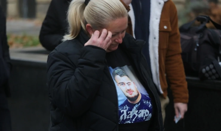 Roditelji ubijenih pred zgradom suda