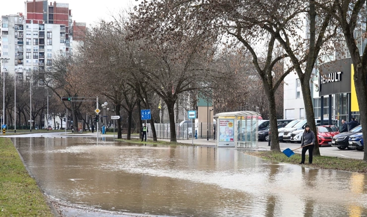Puknula vodovodna cijev, poplavljena Ukrajinska ulica u Zagrebu