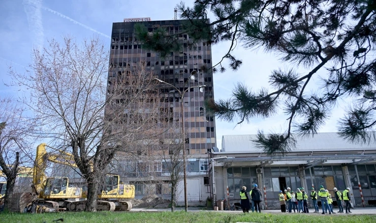 Vojska iz Vjesnika odvozi namještaj, u tijeku su pripreme za rušenje zgrade