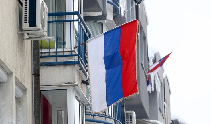 Zastave na pročelju zgrade uoči parade