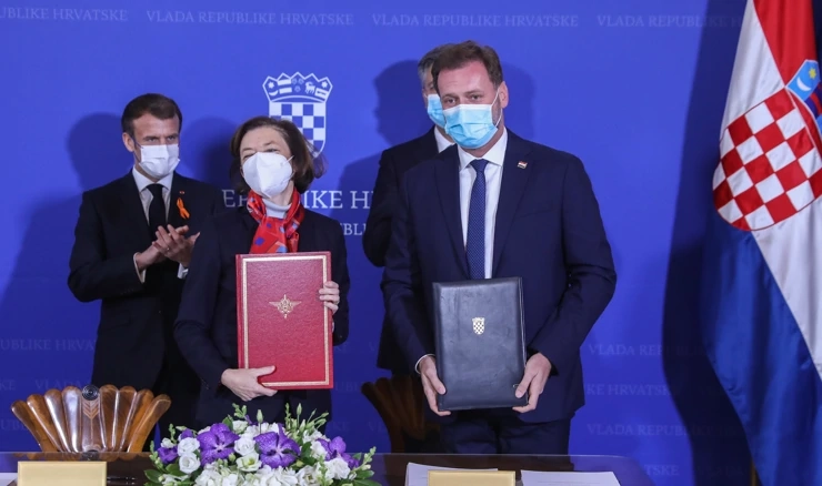 Ministar Banožić prilikom potpisivanja sporazuma o nabavci Rafalea