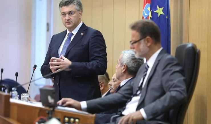 Premijer Plenković za vrijeme aktualca u Saboru
