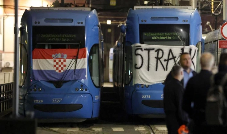  Zagreb: Štrajk vozača ZET-a, vozači tramvaji stoje na Remizi 