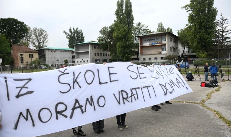Prosvjed ispred Elektrotehničke škole