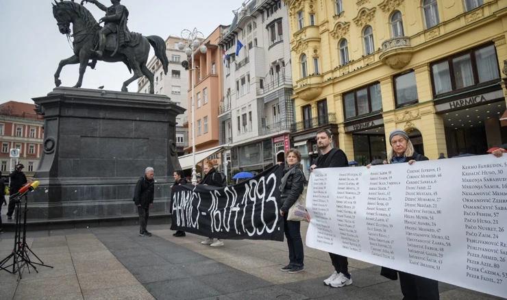 Prosvjedno stajanje na Trgu bana Josipa Jelačića u znak sjećanja na žrtve Ahmića