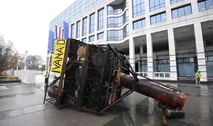 Performans Greenpeacea ispred zgrade INA