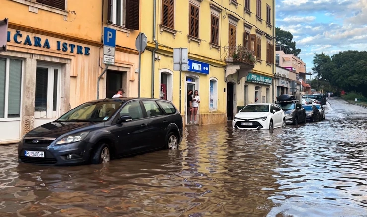 U Puli su se zbog obilne kiše stvorile velike prometne gužve dok se voda nakupila na brojnim prometnicama