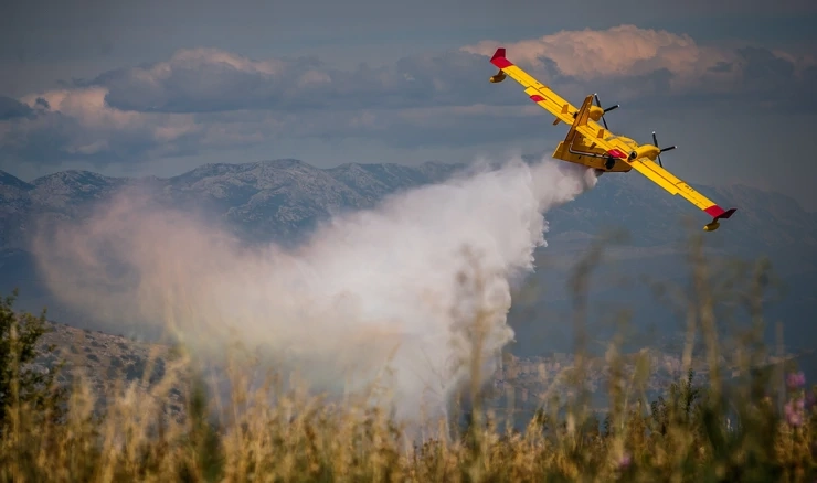 avión cisterna contra incendios