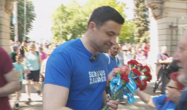 Bernardić dijelio karanfile i upozorio na težak život umirovljenika