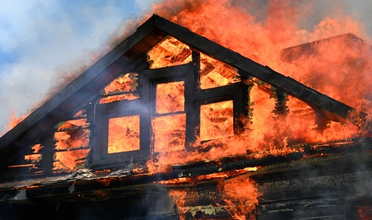 Maloljetnik ozlijeđen u požaru pomoćnog objekta