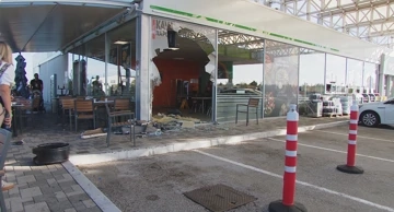 Vozač je bio na parkiralištu pokraj odmorišta prije nego što je probio s autom kroz staklo