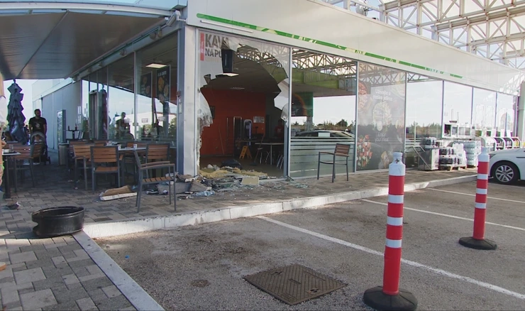 Vozač je bio na parkiralištu pokraj odmorišta prije nego što je probio s autom kroz staklo
