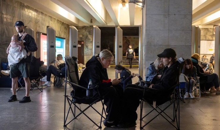 Ljudi se sklonili na stanicu metroa, za vrijeme ruskog napada