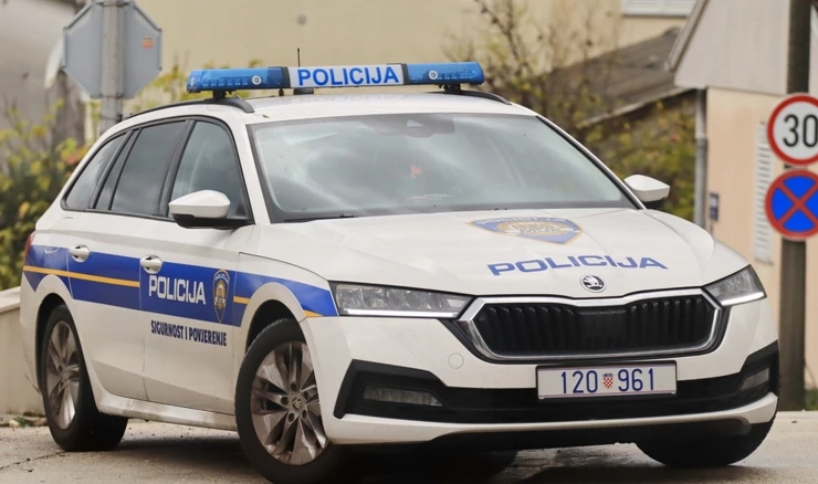 Maloljetnik ukrao i oštetio autobus na Braču