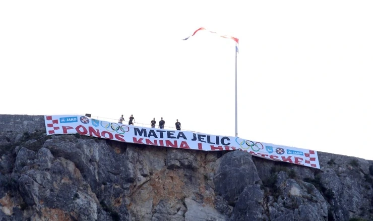 Transparent za Mateu Jelić