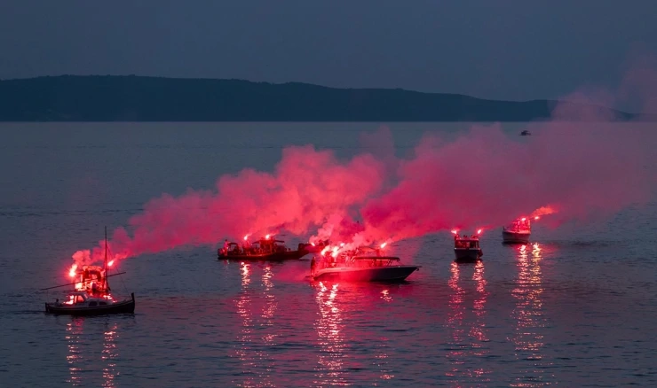 Prijatelji se oprostili od Mateja Periša špalirom brodica i bakljadom pred splitskom lukom