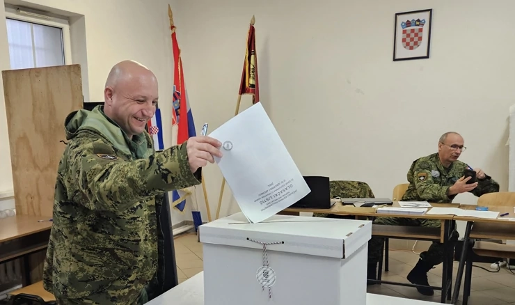Glasovanje na posebnim biračkim mjestima za pripadnike HV-a