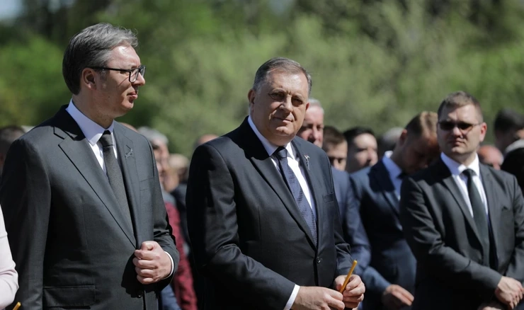 Milorad Dodik (u sredini)
