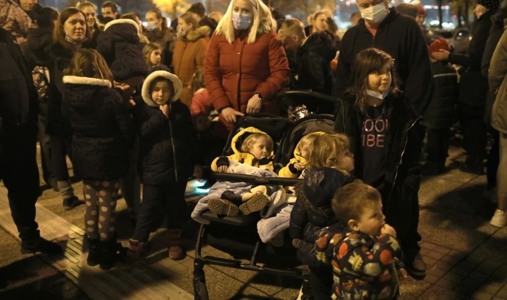Roditelji odgojitelji i njihova djeca pred Gradskom upravom u Zagrebu pale lampaše 