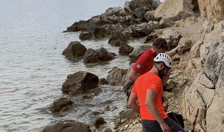 Muškarac poginuo pri pokušaju dolaska do zabačene plaže