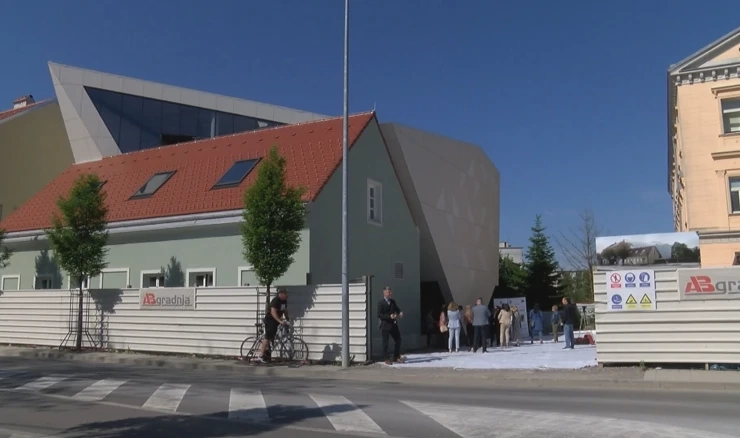 Centar je izgrađen pored škole koju je Tesla pohađao