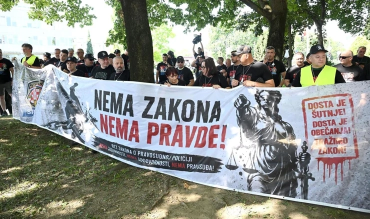 Sindikat pravosudne policije Hrvatske održao je mirni prosvjed ispred Ministarstva pravosuđa