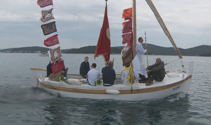 Murterani isplovljavaju s kipom sv. Nikole