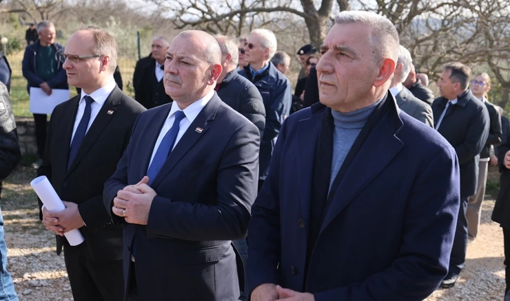 Pridraga: Otkriven spomenik dvojici branitelja poginulih u VRO Maslenica