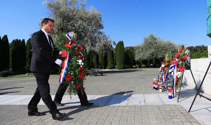 Polaganjem vijenaca na Memorijalnom groblju obilježen Dan vukovarskih branitelja