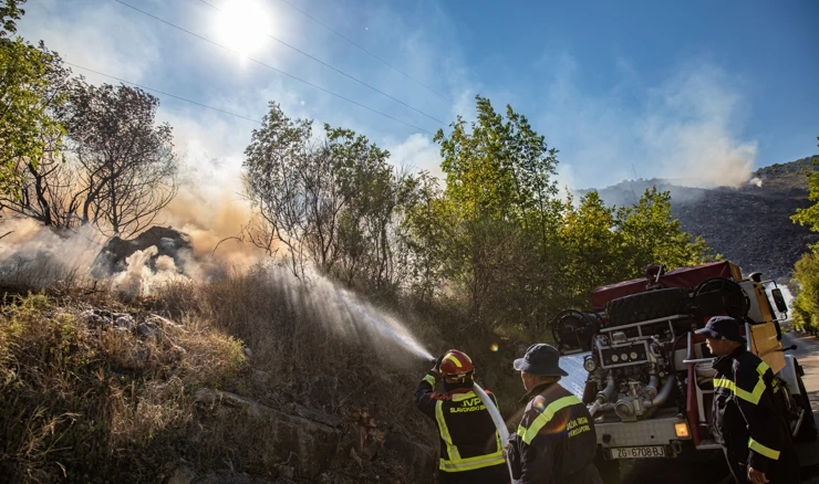 Gori iznad Orašca, vatrogasci uspjeli obraniti kuće u Ljupču