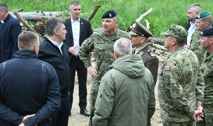 Predsjednik Milanović obišao poplavom ugroženo područje Petrinje