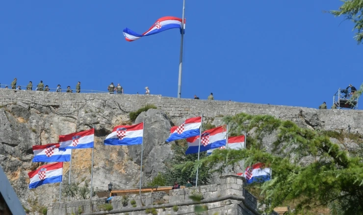  Kninska tvrđava ukrašena hrvatskim zastavama 