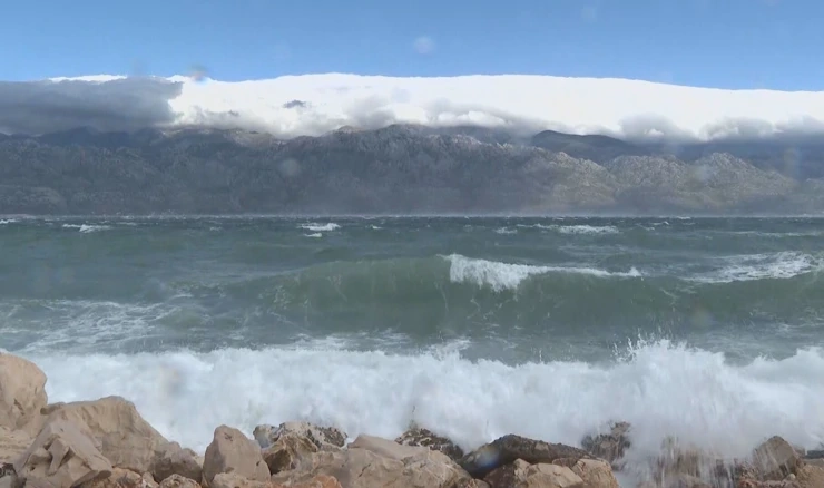 Za velebitski kanal označen je crveni meteoalarm