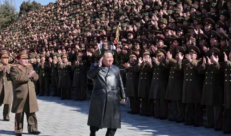 Kim na paradi s vojnicima