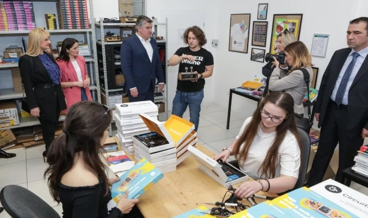 Predsjednik Milanović posjetio domaći start-up za STEM edukaciju "CircuitMess"