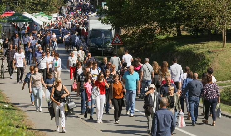 Velik broj hodočasnika hoda po prometnicama oko marijanskih svetišta