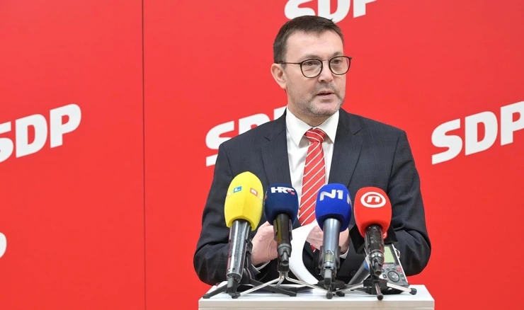 Saborski zastupnik Arsen Bauk daje izjavu za medije