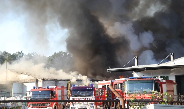  U Novom Pračnu izbio požar u hali za obradu otpada 