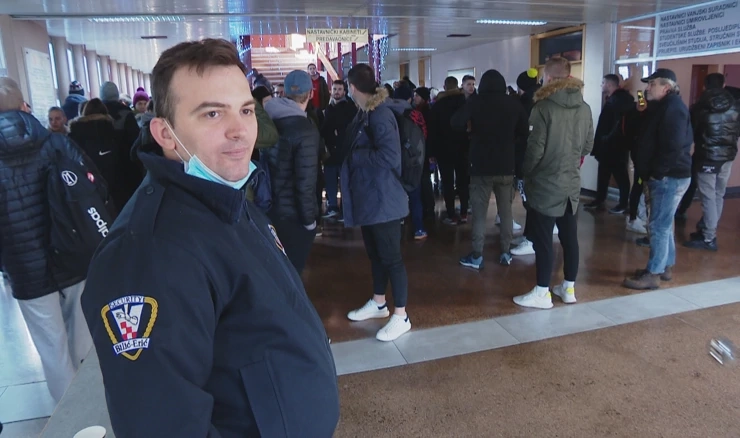 Studenti ušli na fakultet bez COVID potvrda, dekan pozvao policiju