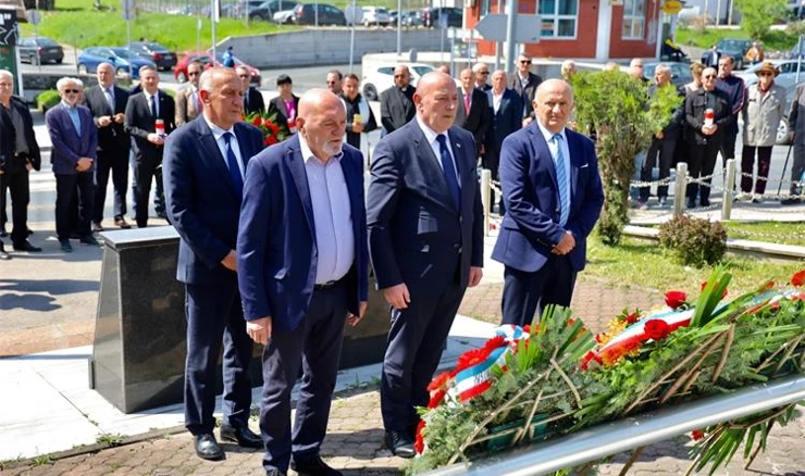 Na spomen obilježje poginulim pripadnicima HVO-a više izaslanstava položilo je vijence i zapalilo svijeće