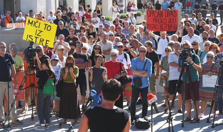 Stanovnici Koromačnog prosvjedovali su protiv dovoza otpada