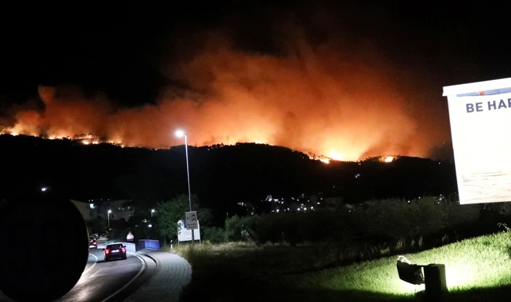 Gori u Tučepima, zatvorena državna cesta