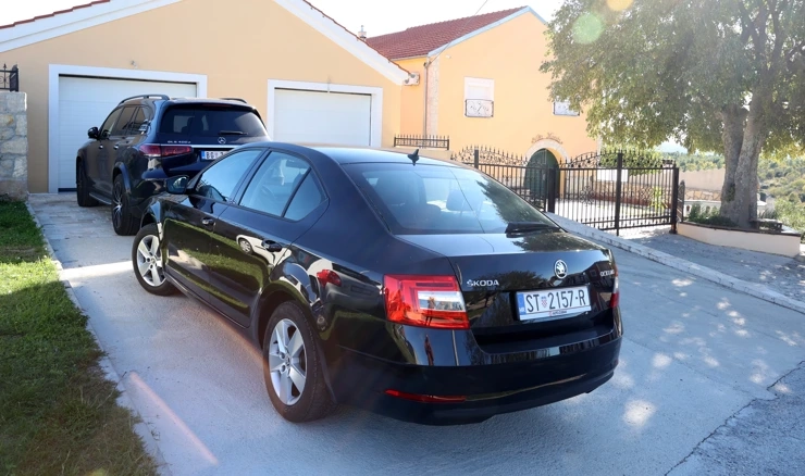 Istražitelji USKOK-a ispred kuće poduzetnika Saše Pozdera