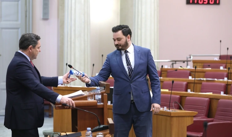 Marko Milanović Litre predaje vrećice Andriji Mikuliću