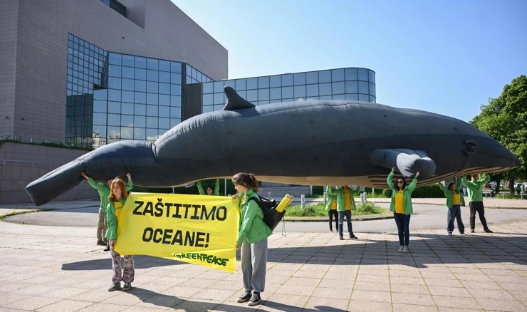 Greenpeace postavio kita ispred NSK-a i pozvao Vladu na hitnu zaštitu oceana