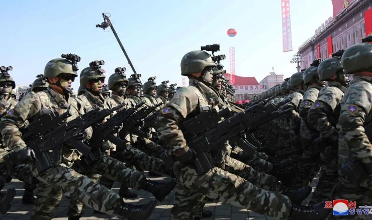 Sjevernokorejski vojnici na paradi u Pjongjangu