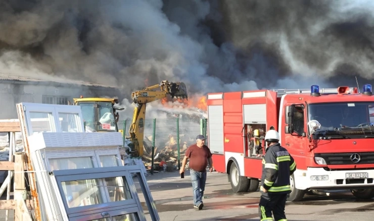 I dalje gori optad u industrijskoj zoni u Sisku